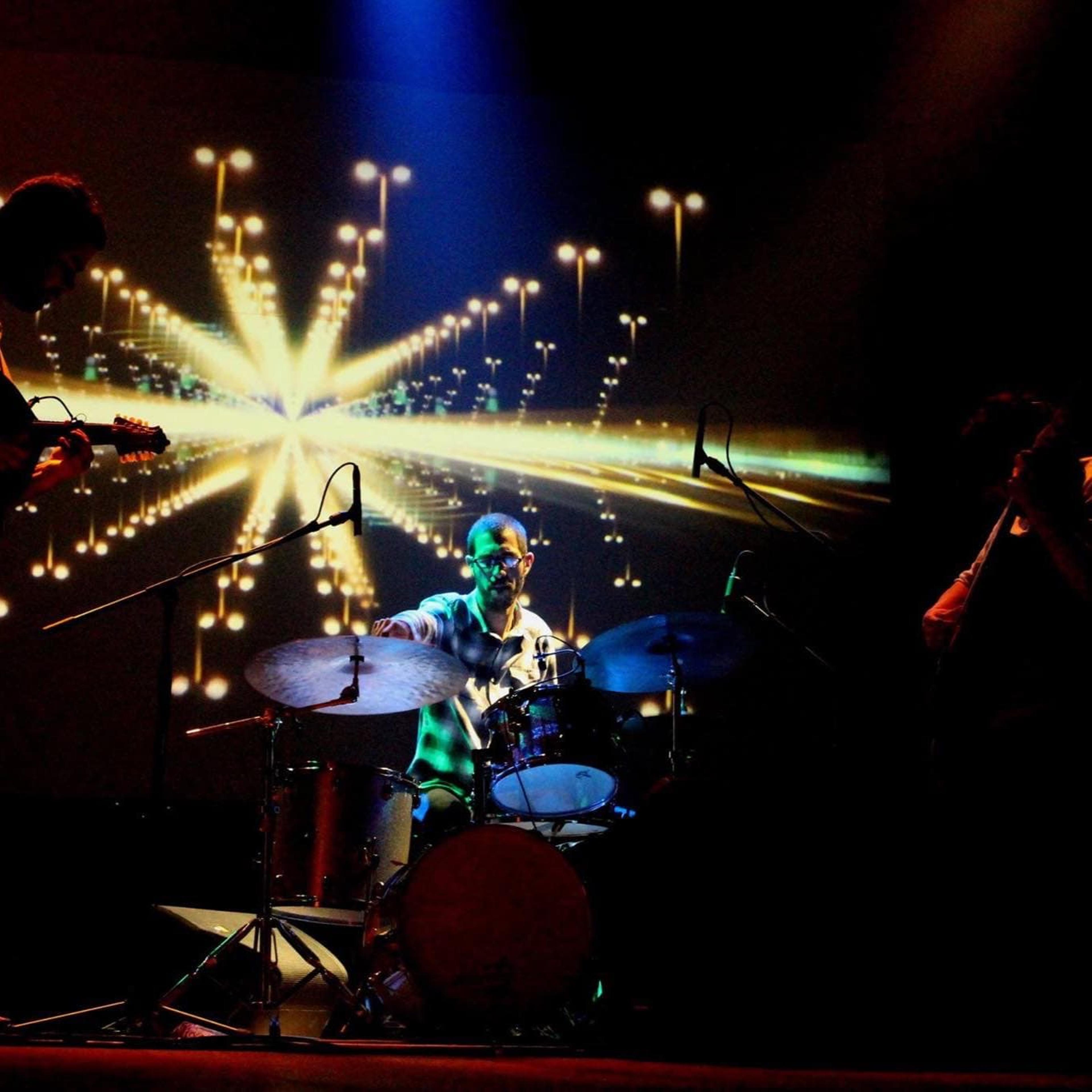 Marcio Silva tocando bateria