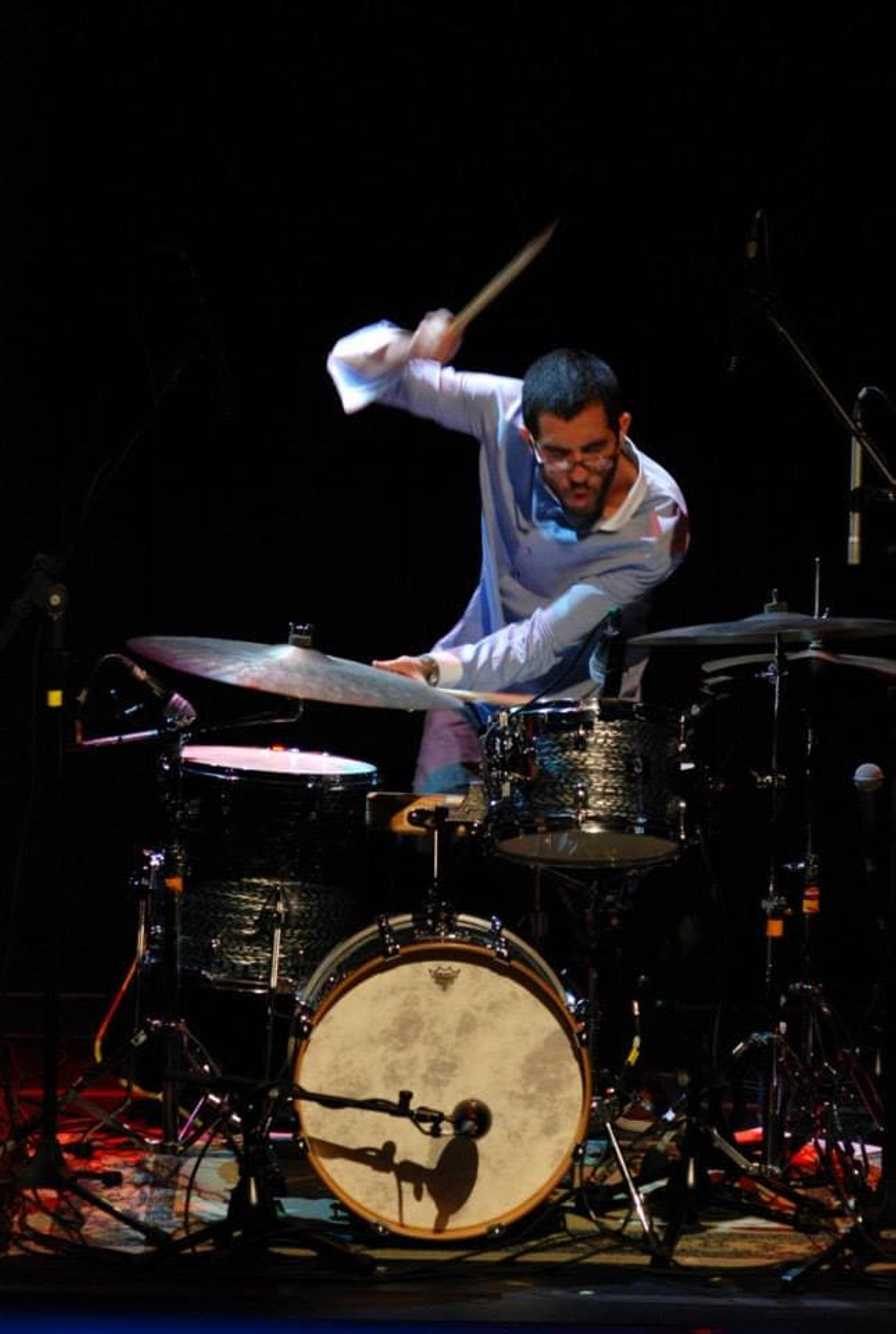 Marcio Silva tocando bateria